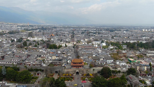 航拍著名旅游景区大理古城城门与古镇建筑视频视频素材