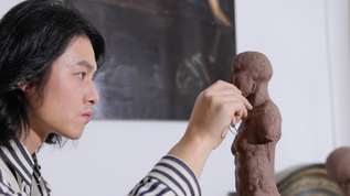 年轻男艺术家专注雕刻塑像视频素材