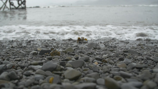海浪冲上小石头海滩视频素材