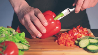 厨师切红辣椒在切割板上视频素材