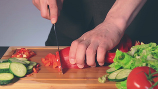 厨师在切割板上切红辣椒视频素材