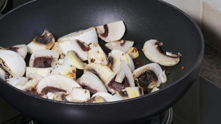 烹饪蘑菇到锅盘视频素材