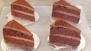 用塑料胶膜封面到自制巧克力蛋糕视频素材