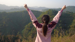 穿冲锋衣的登山女性庆祝动作视频素材