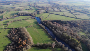 无人机拍摄美丽的法国乡村空中拍摄法国乡村的田野和森林视频素材