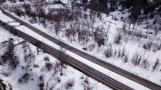 从冬季公路的高度看出来视频素材