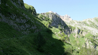 妇女登山者在山脚上走在比利牛斯山脉视频素材