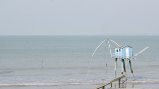 海边的钓鱼小屋视频素材