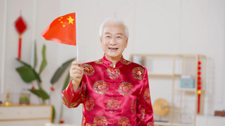 4k穿中国装扮的爷爷挥舞红旗视频素材