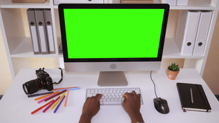 绿色屏幕电脑正在工作的女性视频素材