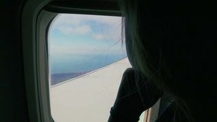 在飞机上飞行从高处享受风景视频素材