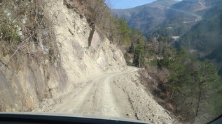 留守落后山区悬崖上的公路 视频素材