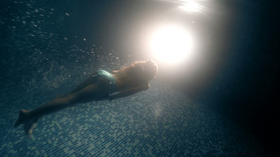泳池水下女性游泳视频素材