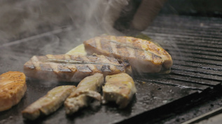 厨师烹饪肉和鱼在烤架上视频素材