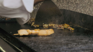 厨师烹饪肉和鱼在烤架上视频素材