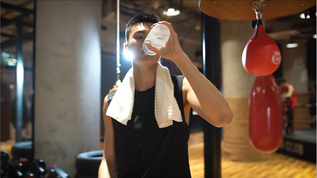 健身房运动男生饮水视频素材