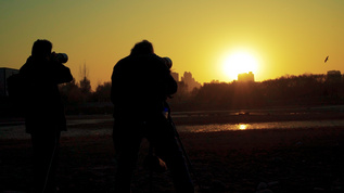 夕阳黄昏摄影师慢动作视频素材