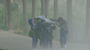 暴雨中的学生视频素材