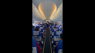飞机客舱乘客竖版实拍视频视频素材