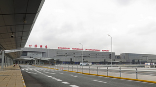 上海虹桥机场航站楼接机交通视频素材