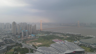 航拍湖北武汉城市暴雨来临视频素材