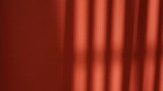 红色墙面上的光影变化延时空镜视频素材