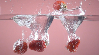 草莓入水1000帧升格视频视频素材