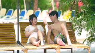 情侣躺在沙滩椅上聊天视频素材