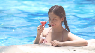 泳池清凉美女泳池喝饮料消暑视频素材