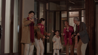 春节户外放烟花的幸福一家人视频素材
