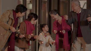 春节一家人在户外放烟花视频素材