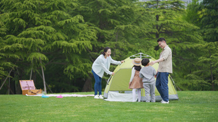 4k家庭出游公园搭帐篷准备野营视频素材