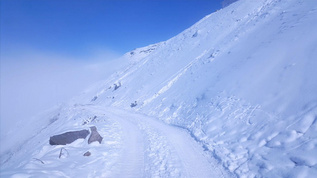 大雪下的驾驶山路的第一视角视频素材
