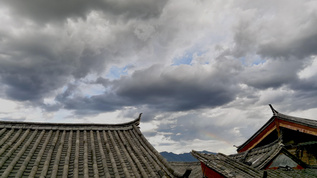 丽江古城天空的云层和彩虹延时视频素材