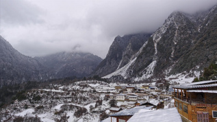 大雪中的玉龙雪山中村庄延时视频视频素材