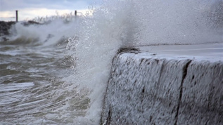 海水冲击岸边慢动作镜头视频素材