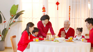4k春节年夜饭奶奶端菜上桌视频素材