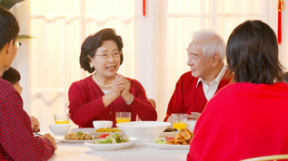 红火过年春节年夜饭奶奶在席间讲话致辞视频素材