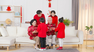 红火过年春节新年孩子们拿着礼物送给长辈视频素材
