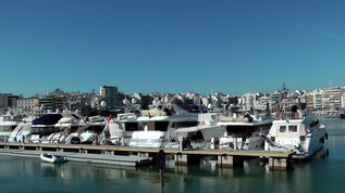 piraeus城市小港口的游艇视频素材