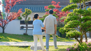 老年夫妻院子散步背影视频素材