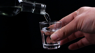 升格白酒酒水酒花白酒杯倒白酒[复名]视频模板下载