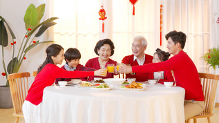 4k新年春节一家人吃年夜饭碰杯庆祝新年视频素材