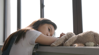 小女孩抚摸唯一陪伴她的小熊玩偶出神mp4格式视频下载_正版视频编号188608-摄图网