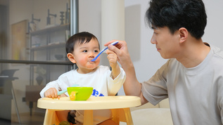 奶爸给宝宝喂辅食视频素材