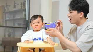 宝宝拒绝吃辅食视频素材