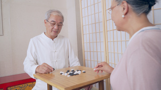 4k老年夫妇在家切磋棋技视频素材