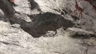 山顶洞人演示远古绘画考古视频素材