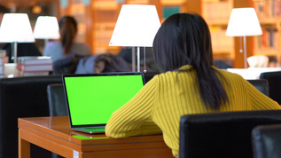 4k图书馆使用绿幕学习的学生视频素材