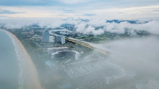 航拍平流雾中的三亚海棠湾沿岸星级酒店4k视频素材